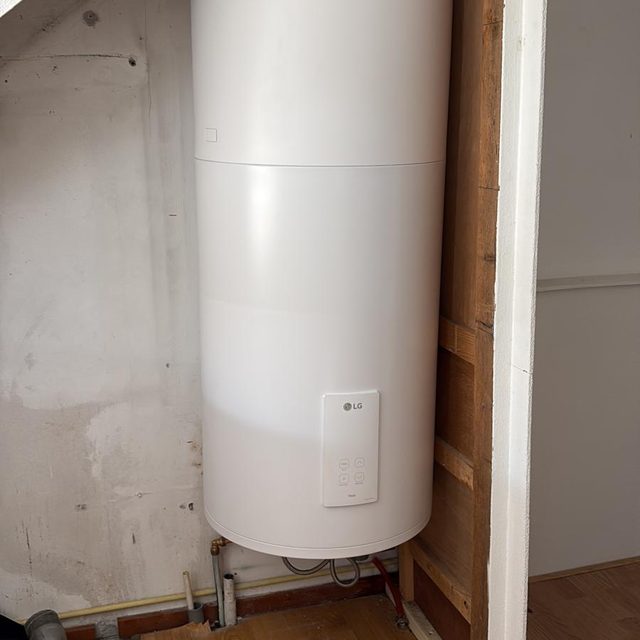 Warmtepompboiler in een bijruimte onder een schuine wand